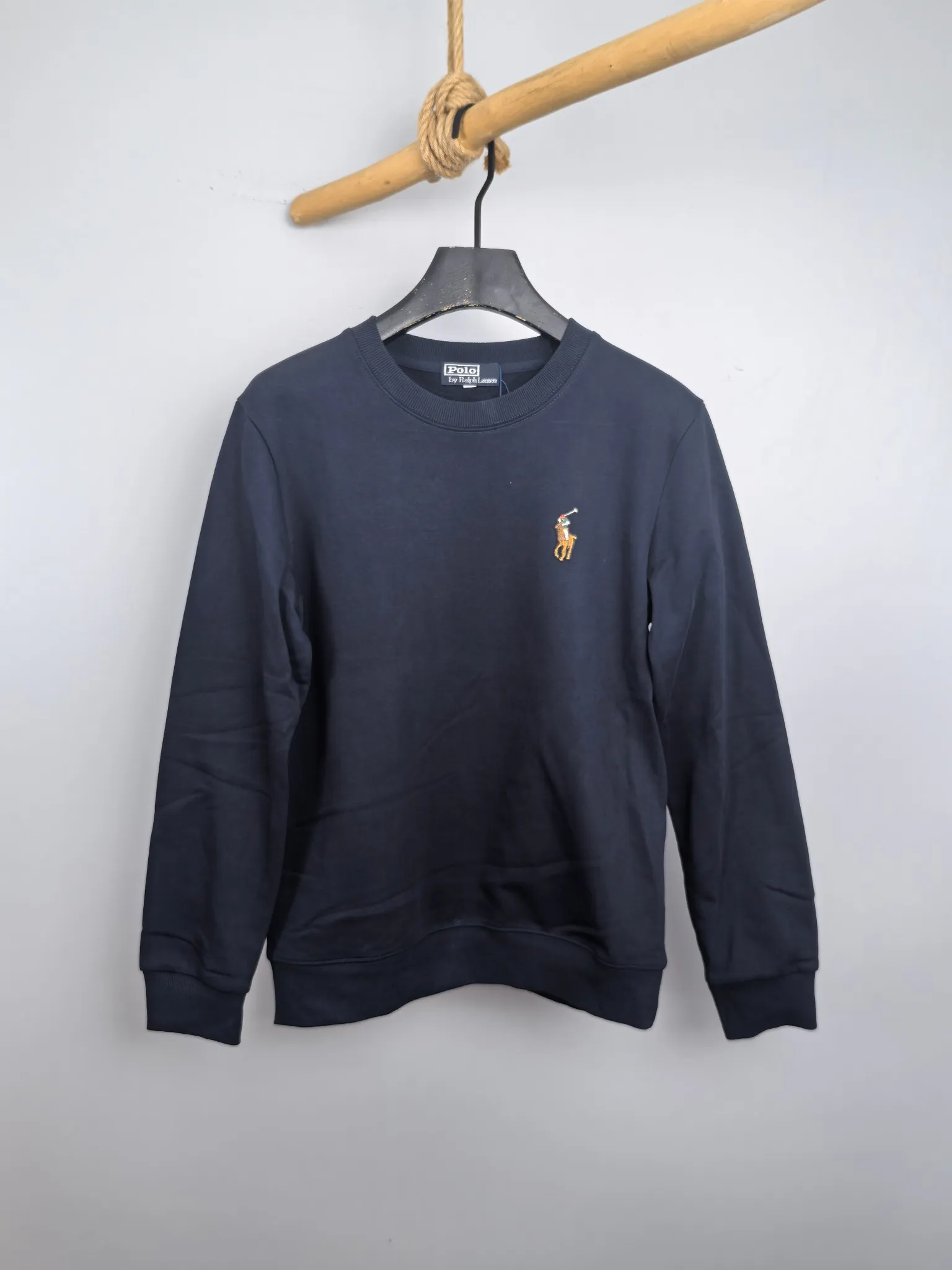 P340 POLO Ralph Lauren 2025 Autumn and Winter New Design Sweatshirt Official website synchronized! This T-shirt combines minimalist design with exquisite details. The oversize trim is reminiscent of Tyrolean dress details, summoning modern new ideas, creating a different conceptual pattern, and injecting rich connotation into the traditional cotton T-shirt. The LOGO on the front graphic webbing is unique and makes the brand more distinguished. It highlights the style of a big brand, sets off the minimalist design style, and reveals the elegance at a glance! As a brand that pursues design and tailoring techniques, the materials used will never disappoint! The body of this shirt is made of Solona cotton blended 400g fabric, which is noble and exquisite. The cotton surface is full, soft and skin-friendly. In short, such a classic style is a must-have for autumn and winter! M-4XL